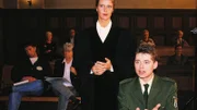 Staatsanwältin Charlotte Glaser (Britta Schmeling) verhört den Streifenpolizisten Uwe Beck (Andreas Arnstett) über den Tathergang nach einem Banküberfall