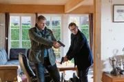 Finn Kiesewetter (Sven Martinek, l.) und Lars Englen (Ingo Naujoks, r.) überprüfen die Wohnung des Toten.