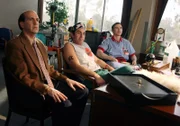 Ted (Sam Lloyd, l.), Todd (Robert Maschio, M.) und Doug (Johnny Kastl, r.) treffen sich zur ersten Sitzung des neu gegründeten Vereins ...