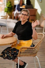 Kat (Mayim Bialik)