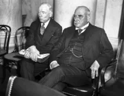 07.01.1936 – Washington, D.C. – John Pierpont Morgan (rechts) und sein Partner Thomas W. Lamont werden vom State Munitions Committee zu ihren Finanztransaktionen während des Weltkrieges befragt.