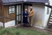 Heinrich Harrer mit seiner Mutter beim Geburtshaus.