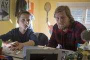 Mick (Henning Baum, r.) befürchtet schon bald, dass der kleine Lukas (Miguel Wansing Lorrio, l.) nicht nur den Mord beobachtet hat, sondern auch der Sohn des Toten ist. Eine DNA-Untersuchung und ein Besuch am Schauplatz soll Gewissheit bringen ...
