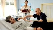 Vera Mundt (Rebecca Immanuel) und Dr. Chris Wegner (Simon Schwarz,r.) sind verschiedener Meinung, wie Max (Leonard Proxauf) zu behandeln ist. Vera Mundt (Rebecca Immanuel) und Dr. Chris Wegner (Simon Schwarz,r.) sind verschiedener Meinung, wie Max (Leonard Proxauf) zu behandeln ist.