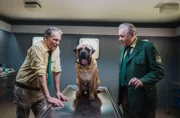 Hubert (Christian Tramitz, l.) und Girwidz (Michael Brandner, r.) treten auf der Stelle. Wie finden sie nun die verschwundene Leiche? Spürhund "Otto" soll das Problem lösen.
