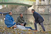 Der Sportstudent  Mark Endres (Komparse, liegend) wird erstochen an der Trave aufgefunden. Pathologe Dr. Strahl (Christoph Tomanek), Finn Kiesewetter (Sven Martinek) und  Lars Englen (Ingo Naujoks, v.l.n.r.) besprechen erste Tatspuren.
