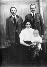 Heinrich Harrer als Baby mit Eltern und seinem Großvater.