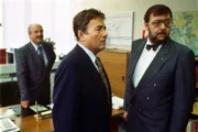 "Kaisermühlen Blues", "Saure Wiesen." Schoitl und Gneisser in Hochform: Sie wetteifern, wer der Gitti Schimek als erster eine Trafik zuschanzen kann. Kudrnacs Bemühungen um das Grätzl-Museum gehen weiter, ebenso die Renes um Lena, die Probleme mit ihrem behinderten Bruder hat.Im Bild (v.li.): Peter Uray (Bezirksvorsteher), Peter Fröhlich (Erwin Schoitl), Götz Kauffmann (Rudi Gneisser).