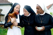 Agnes (Emanuela von Frankenberg, li.) zeigt Felicitas (Karin Gregorek, mi.) und Lela (Denise M`Baye, re.) erstmals, dass Lady Gaga prophetische Kräfte hat.