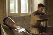 Yossarian (Christopher Abbott, l.); Clevinger (Pico Alexander, r.)