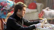 Greg Sanders (Eric Szmanda) ist auf der Suche nach dem passenden Schuh zu dem gefundenen Abdruck am Tatort.