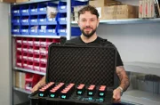 Philipp Zacher mit seiner Erfindung im eigenen „Techlab“ in Jena.