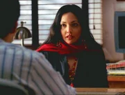 Anna Shah (Pamela Sinha), die aus Indien stammende Witwe des Mordopfers, lässt Bug (Ravi Kapoor) dahinschmelzen.