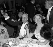 Mrs. Herbert Wolff und Robert Blakely, beim Abendessen der American Liberty League in Washington, D.C.