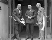 Lächeln ist angebracht, als Alfred P. Sloan, Jr. (Mitte), der den Großteil der Mittel zur Verfügung gestellt hat, das Band durchschneidet, um das neue 14-stöckige Sloan-Kettering-Institut für Krebsforschung zu eröffnen, das größte Labor seiner Art auf der Welt. Ihm zur Seite stehen bei der Zeremonie Reginald G. Coombe (links), Präsident des Memorial Hospital, zu dem das neue 3.175.000 Dollar teure Gebäude gehört, und Charles F. Kettering, Mitglied des Kuratoriums. Sloan, Vorstandsvorsitzender von General Motors, ist auch Mitglied des Kuratoriums des Instituts.