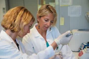Das Team um Dr. Gaia Novarino (rechts) vom Institut for Science and Technology Austria in Klosterneuburg hat tausende Genproben gesunder und autistischer Menschen miteinander verglichen, um Genveränderungen zu identifizieren, die nur Autisten aufweisen.