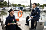 Frank van Dijk (Niklas Osterloh, l.) und Arda Turan (Yasemin Cetinkaya, r.), führen die Schiffs-Inventur durch.