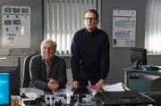 Schroeter (Veit Stübner, l.), Lars (Ingo Naujoks, r.) sind überrascht über die neuen Erkenntnisse im aktuellen Mordfall.