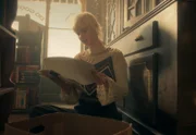 Bonnie (Ella Maisy Purvis), die sich im Buchladen wohlfühlt und hilft, entdeckt ein altes Manuskript, das von der Gründerin des Buchladens Dorothy Dangerfield erzählt.