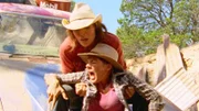Regan (Zoe Naylor, l.) und Kate (Michala Banas) sind mit dem Auto in eine tiefe Grube gestürzt. Verzweifelt versuchen sie sich zu befreien.