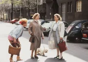 (v.li.): Brigitte Neumeister (Frau Turecek), Ellen Umlauf (Frau Kaiser), Marianne Mendt (Gitti Schimek).