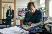 Ekki Talkötter (Oliver Korittke, r.) untersucht einen Aktenordner: Um Beweise gegen den dubiosen Handel mit Altkleidern von „Dress4Aid“ zu sammeln, muss Ekki auf eigene Faust ermitteln. Arthur Sandfort (Simon Hatzl) passt das gar nicht.