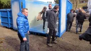 Trödelprofi Otto Schulte (li.) hat die Räumaktion fest in seinem Blick.