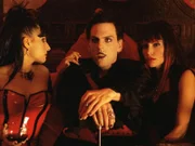 In einem Gothic-Club treffen die Ermittler auf Alistair Dark (Silas Weir Mitchell, M.), der von sich behauptet, ein echter Vampir zu sein.