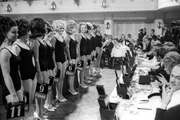Der "Badeanzug-Walk" wurde zum Markenzeichen der "Miss-Wahl" - und häufig kritisiert. Heute zählen bei "Miss Germany" andere Kriterien als "nur" Schönheit.