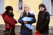 Nina kann nicht verstehen, dass Yvi und Korbi die Sache mit dem Testbaby durchziehen. Von links: Nina Kreutzer (Andrea Schmitt), Yvonne Preissinger (Alexa Eilers) und Korbinian Vogl (Marco Bretscher-Coschignano).