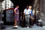 (v.li.): Brigitte Swoboda (Koziber), Frank Oladeinde (Herr Okonkwo), Marianne Mendt (Gitti Schimek).
