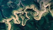 Satellitenbild der braun-verfärbten Ahr während der Flutkatastrophe.