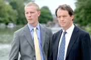 Kriminalinspektor Robert Lewis (Kevin Whately, re.) und sein junger Kollege Sergeant James Hathaway (Laurence Fox) bekommen es gleich in ihrem ersten gemeinsamen Fall mit einem überaus raffinierten Mörder zu tun.