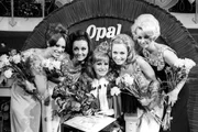 "Miss Germany" - ein Schönheitswettbewerb, der häufig im Feuer der Kritik stand. 1968 machte Lilian Atterer (M.) das Rennen. Die blonde Fränkin profitierte von Krone und Titel, machte Karriere als Model, Schauspielerin und Sängerin.