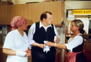 "Kaisermühlen Blues", "Verrückt." Weil die Köchin erkrankt ist, kocht Gitti Schimek zum ersten Mal im Gasthaus ihre Spezialität Krautfleckerln. Einer der Gäste, UNO-Diplomat Dr. Ogbonna, ist von Gittis Kochkunst hellauf begeistert.Im Bild (v.li.): Brigitte Swoboda, Herbert Prikopa, Marianne Mendt.
