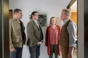 Finn (Sven Martinek, l.) und Lars (Ingo Naujoks, 2.v.l.) f&uuml;hlen dem S&auml;gewerksbesitzer Michael Vogt (J&uuml;rgen Heinrich, r.) auf den Zahn (mit Leonie Benesch, 2.v.r.).