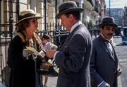 "Agatha Christie's Poirot", "Himmel und Hölle." Niemand geht gerne zum Zahnarzt, aber ihn deshalb gleich umbringen? Oder war es doch ein Selbstmord, weil der Arzt seinem letzten Patienten eine Überdosis Procain in Kombination mit Adrenalin gespritzt hat? Und dann gibt es da ja noch Mr. Alastair Blunt, einen mächtigen Bankier, nach dessen Leben linke und rechte Extremisten trachten. Chief Inspector Japp tappt im Dunkeln und auch Hercule Poirot muss seine kleinen grauen Zellen mächtig anstrengen, um auf die Lösung zu kommen.Im Bild (v.li.): Carolyn Culquhoun (Mabelle Sainsbury-Seale), Peter Blythe (Blunt), David Suchet (Hercule Poirot).