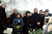 Der Abschied fällt allen Lansingern schwer. Von links: Martin Kirchleitner (Hermann Giefer), Joseph Brunner (Wilhelm Manske), Felix Kramer (Shayan Hartmann), Caroline Ertl (Teresa Rizos), Rosi (Brigitte Walbrun), Gregor (Holger M. Wilhelm) und Theresa Brunner (Ursula Erber).