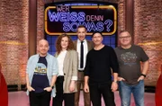 Moderator Kai Pflaume (M.) und seine Rateteam-Kapitäne Bernhard Hoëcker (l.) und Elton (r.) begrüßen in dieser Sendung die Schauspielerin Klara Deutschmann (2.v.l.) und den Schauspieler Benno Fürmann (2.v.r.).