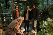 Das Ermittler-Team aus Lucienne Hassell (Maimie McCoy, li.), Citra Li (Django Chan-Reeves, Mitte) und Eddie Suleman (Azan Ahmed, re.) sind gespannt, was ihr Kollege Hendrik Davie (Darrell D’Silva, unten) zu sagen hat.
