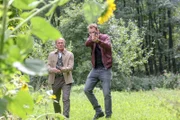 Die Verfolger Nico Matzak (Tom Hanslmaier, l.) und Markus Gruber (Igor Karbus, r.) haben das Versteck von Nicole, Penny und Carl entdeckt.
