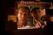 Dumm gelaufen! Als Hubert (Christian Tramitz, l.) und Staller (Helmfried von Lüttichau, r.) ein paar Einbrecher in die Flucht schlagen, schlagen sie auch ein Loch in die Hauswand - und machen prompt einen grausigen Fund: In der Mauer befindet sich das Skelett einer Frau!