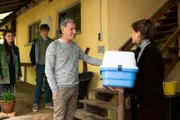 Philipp (Heikko Deutschmann, Mi.) muss kurz vor der Abreise nach Afrika noch letzte Notfälle behandeln. Leo (Phillis Lara Lau) und Tim (Noah Boehm) sollen ihm helfen.