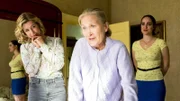 Magda (Verena Altenberger, r.) und Conny (Brigitte Zeh, l.) haben eine Überraschung für Waltraud (Hedi Kriegeskotte) - ein neues Bett!