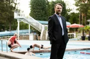 Jasper Klaasen (Daniel Scholz mit Komparserie, h.) macht Arda ein Angebot.
