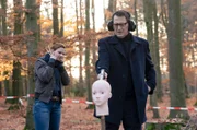 Lars (Ingo Naujoks, r.) und Nina (Julia E. Lenska, l.) simulieren den Tathergang.