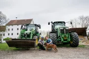 Gemüsebauer Mogli und sein Hund Balu zeigen dem Checker, wofür Landwirte Traktoren brauchen.