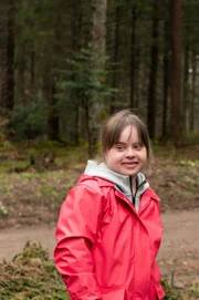 Toni (Anna Malner) hat einen Borkenkäferbefall im Waldauer Forst entdeckt.