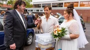 Stefan (Hendrik Duryn, M.) begrüßt Sievers (Rainer Piwek) und Barbara (Nadine Wrietz) und gibt ihnen die Trauringe.