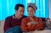 Arzu Ritter (Arzu Bazman) ist seit ihrer Rückkehr aus der Türkei ganz und gar nicht gut drauf. Ihr Mann Philipp Brentano (Thomas Koch) macht sich wirklich Sorgen um sie.
